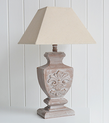 Table lamp with fleur base