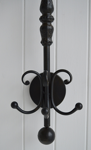 Decorative detailsin in metal hall coat rack