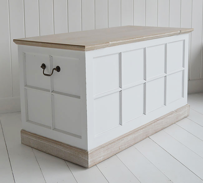 Vermont storage trunk for white furniture in hall