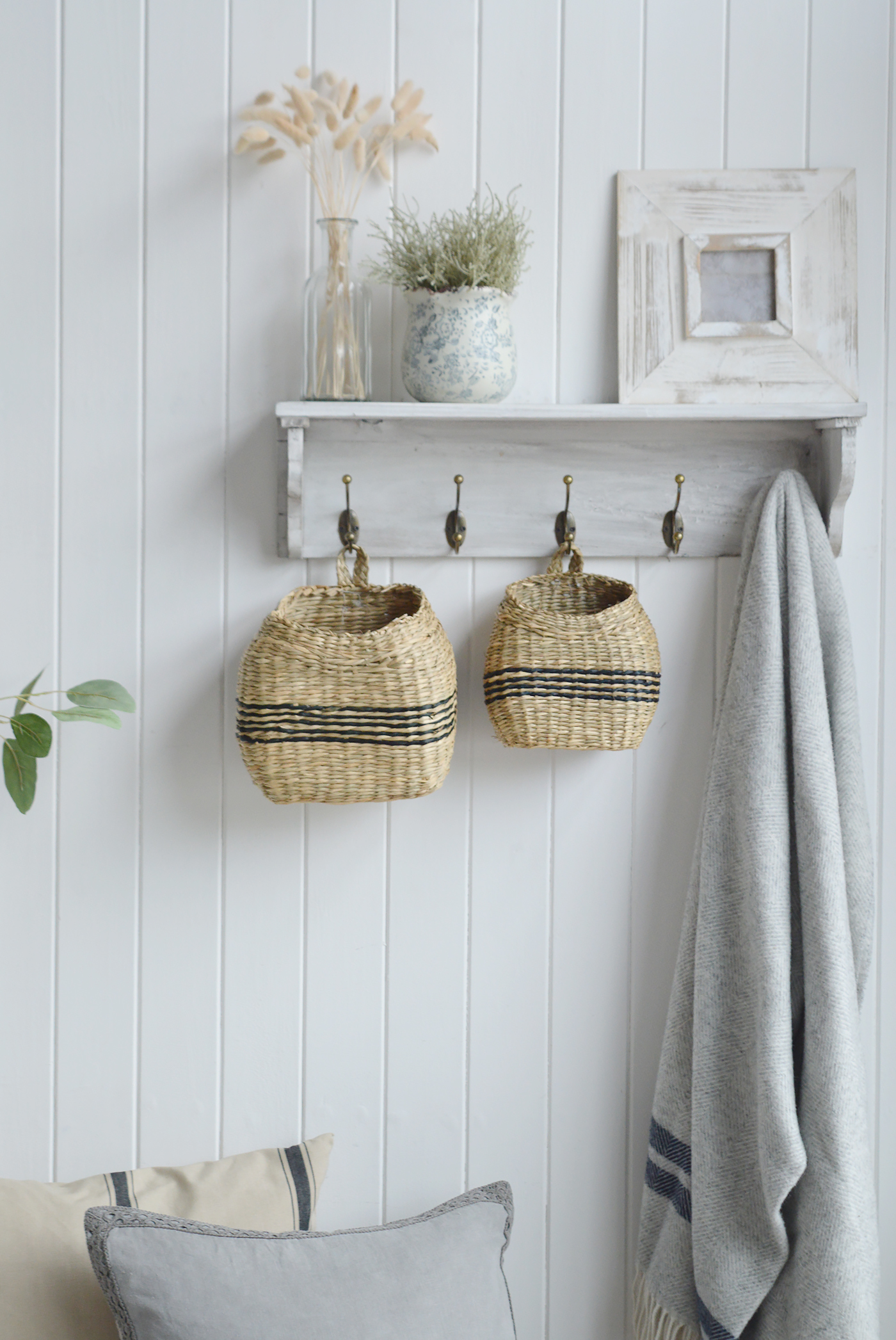 Crafted from Seagrass, the Farmington hanging baskets lend to extra storage amidst beautiful styling of your kitchen, utility, bedroom or bathroom.