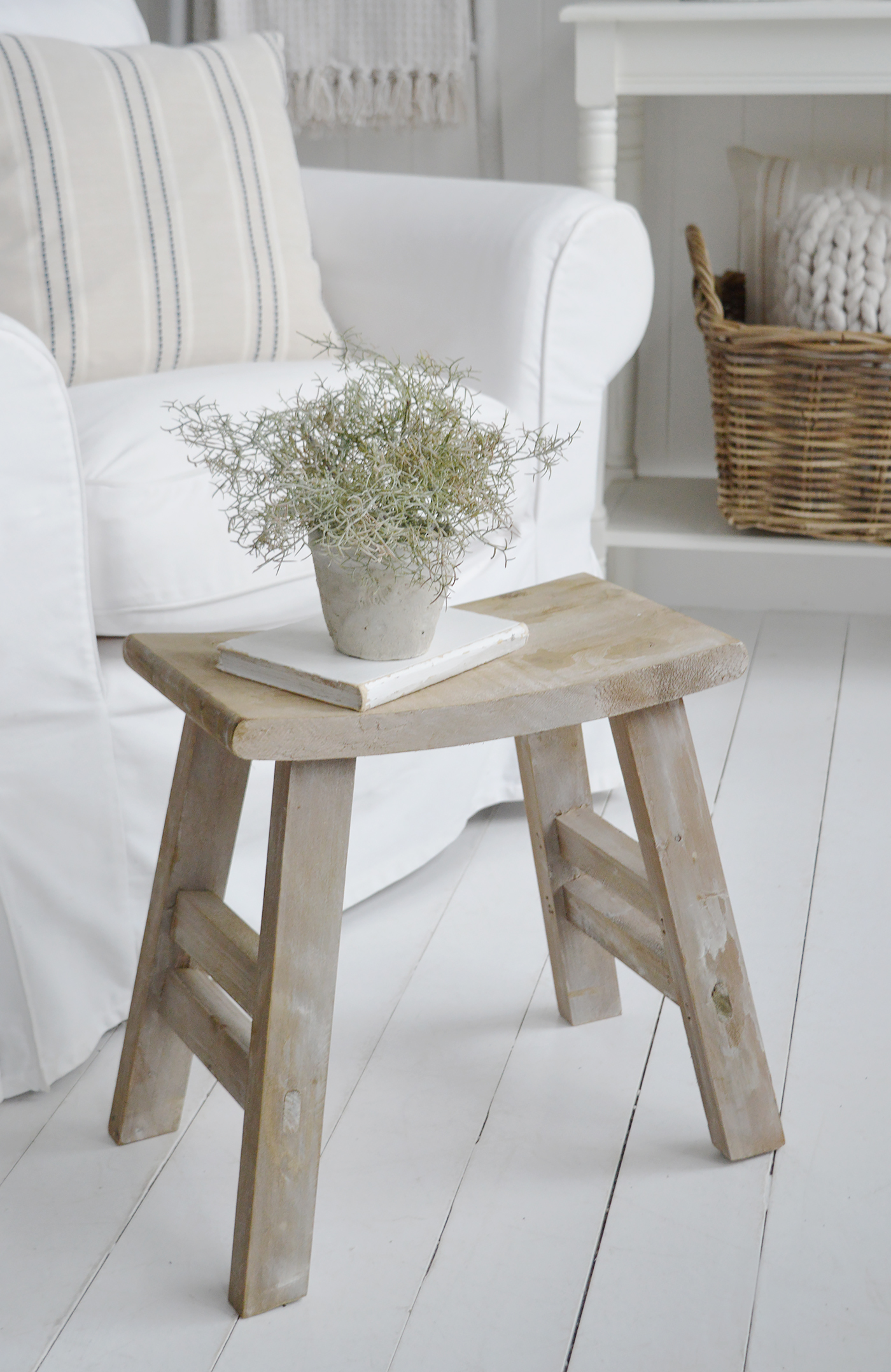 Modern coastal living rooms are defined by subtle blue stripe accents and carefully styled console tables.