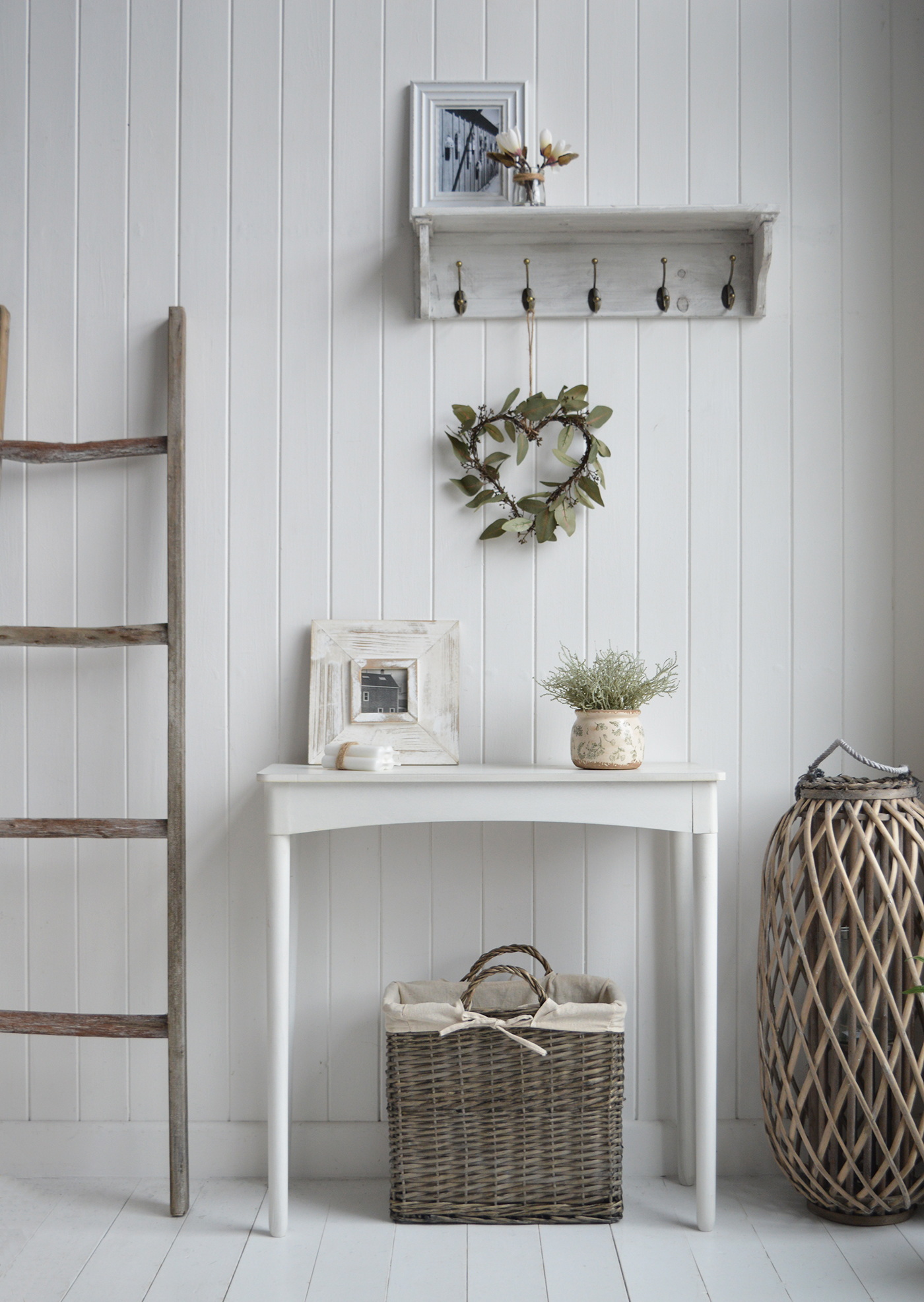 The Simple Cape Ann, shown here with the narrow Windsor basket tidy and contrasting tall willow lantern in a living room setting. Such a simply egeant piece for the hall or bedroom to style to suit your interior