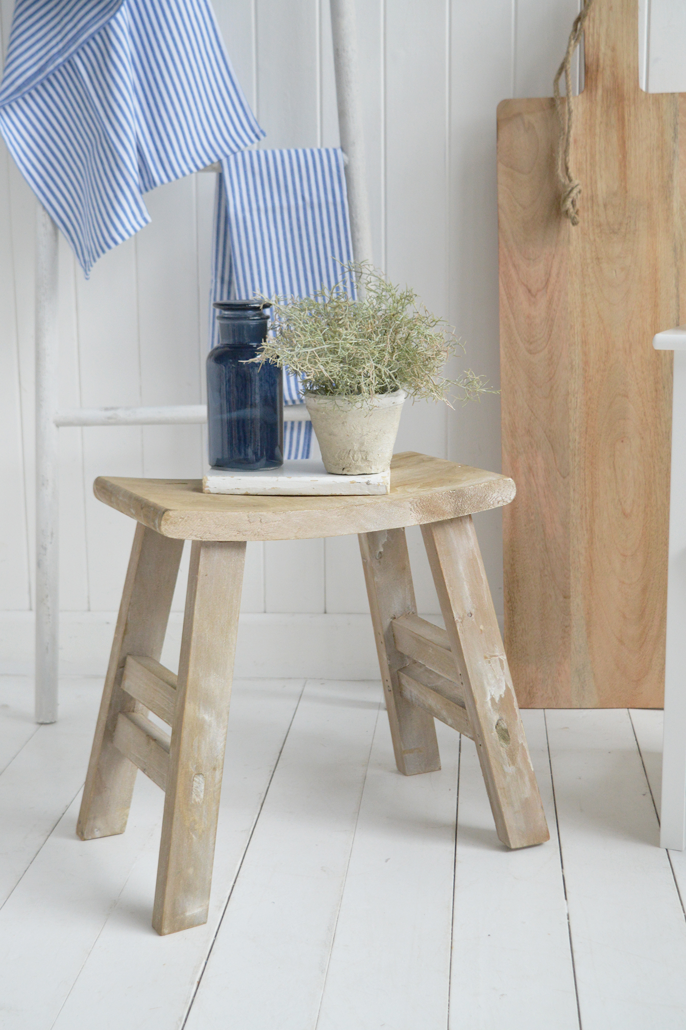 Layered natural materials create depth without overpowering a calm coastal space.