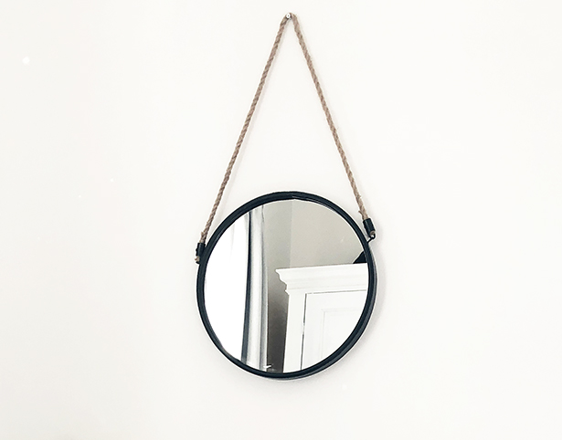 Simpel porthole mirror on a rope