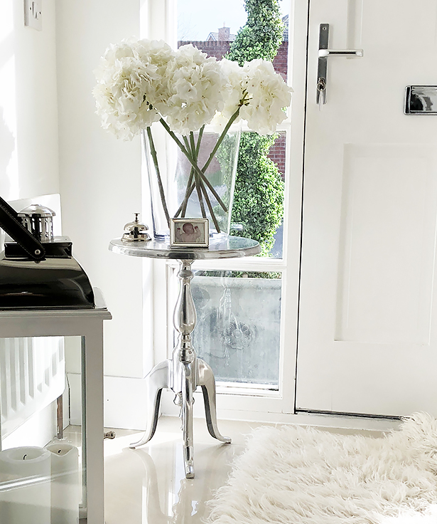 The silver table 38 cm wide fits perfectly into the corner of this porch