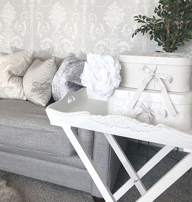 The white butler tray as an additional piece of living room furniture