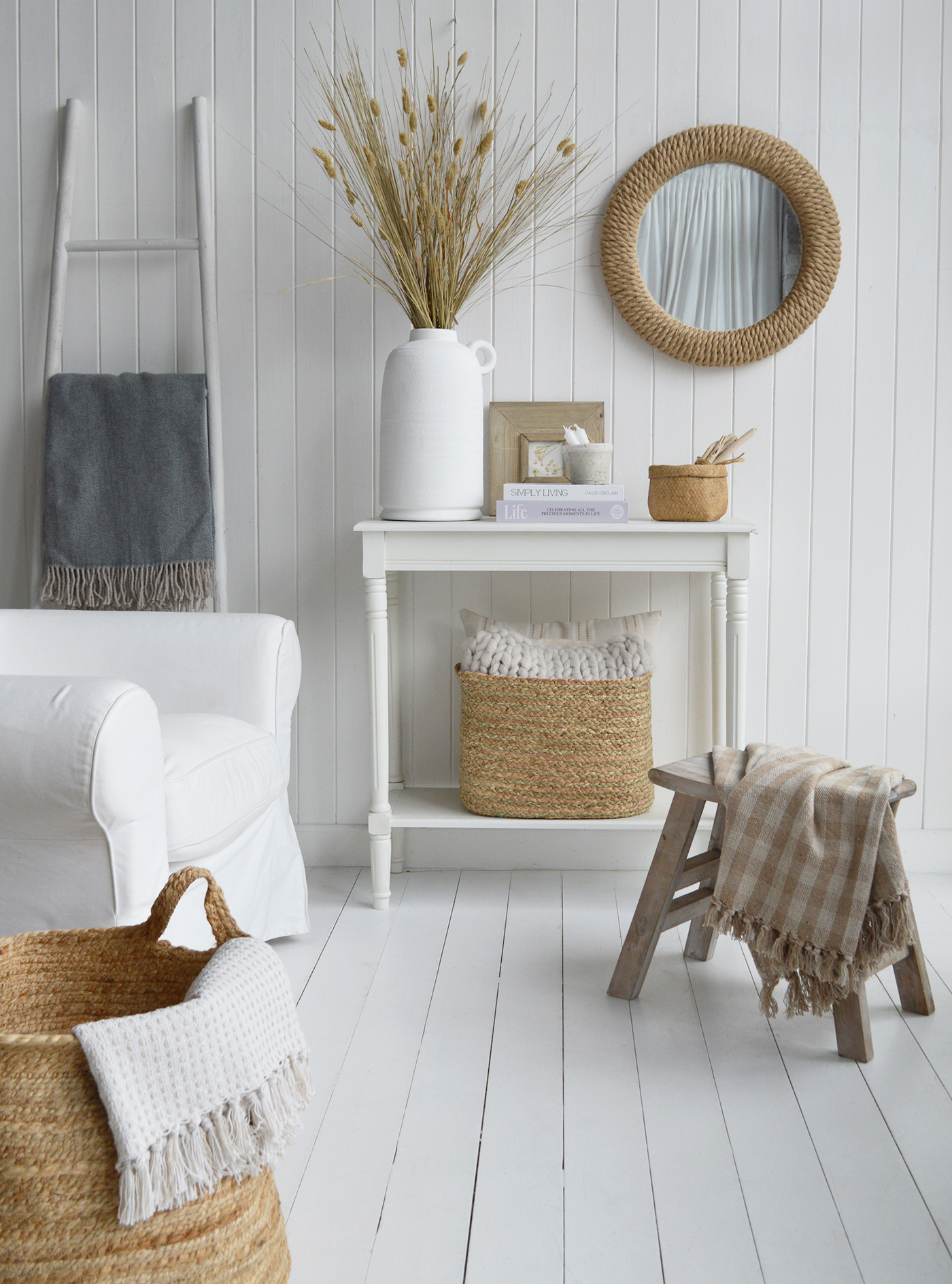 Natural fibres, warm sandy tones and relaxed layers bring a sot bohemian character to this fresh coastal space