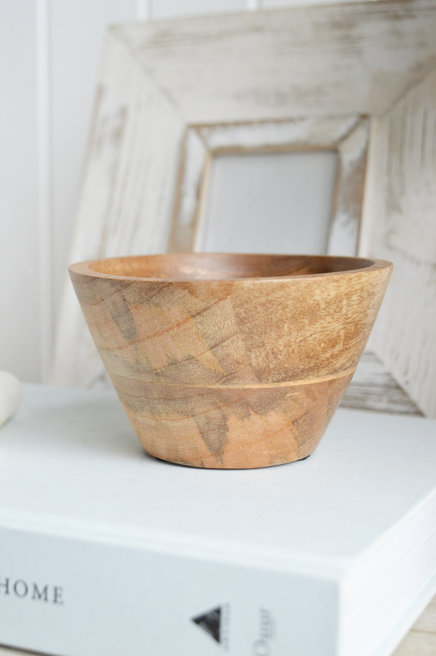 Compact yet versatile, the Grafton bowl is ideal for holding jewelry, potpourri, or condiments, making it a stylish and practical addition to a coastal home