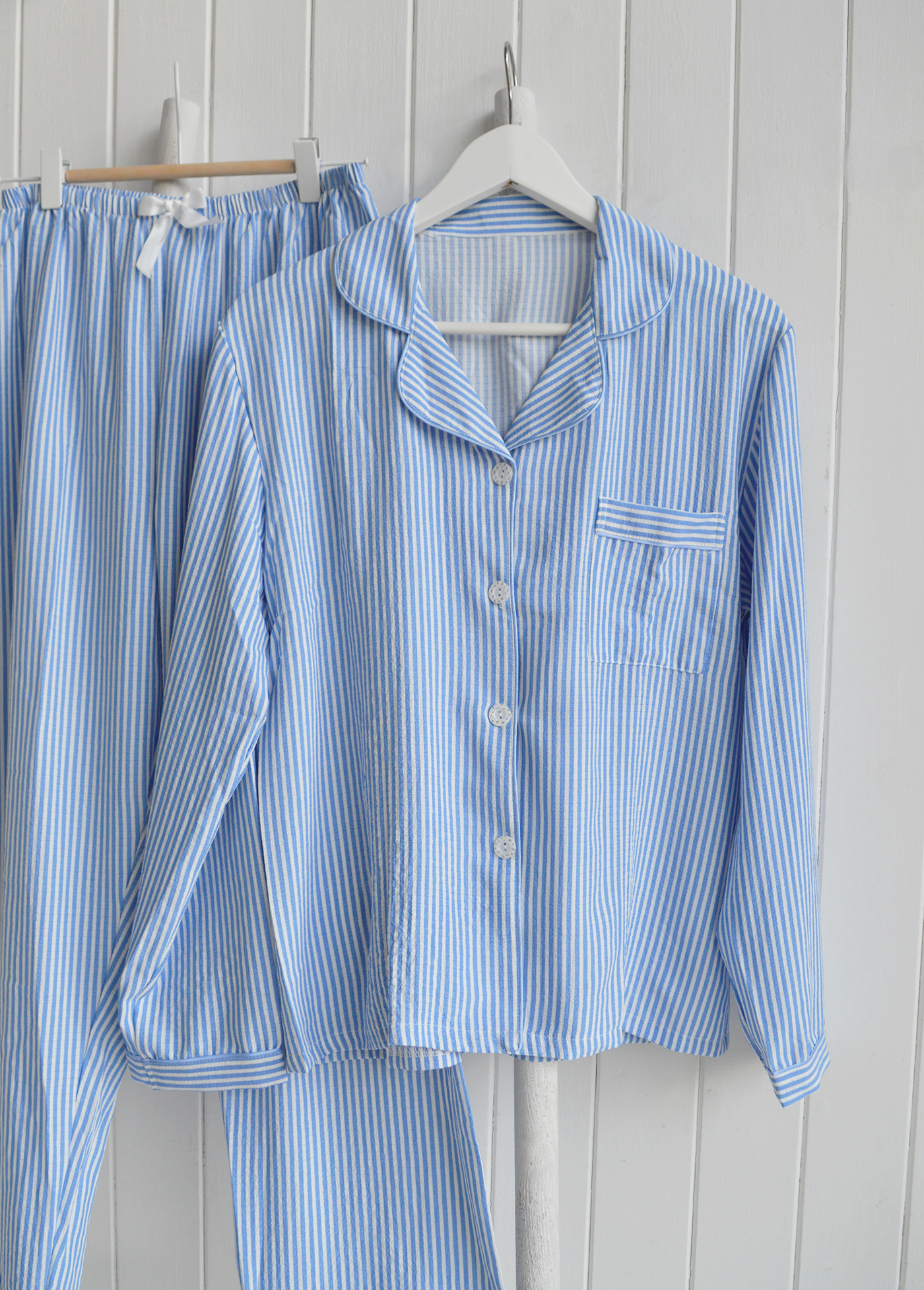 nspired by timeless coastal living, these blue and white striped pyjamas offer classic style and everyday comfort.