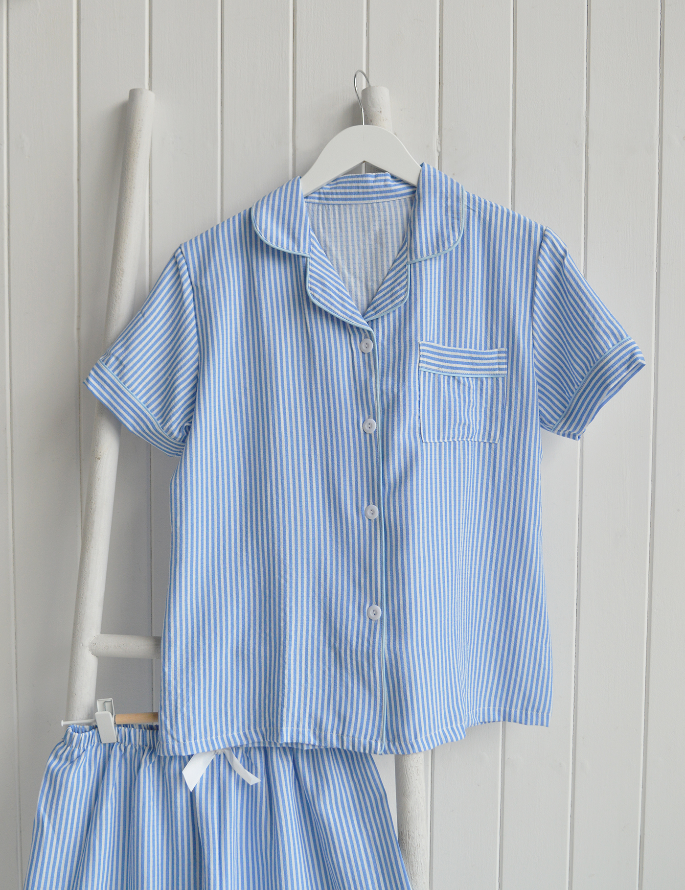 Capture the effortless charm of coastal living with these beautifully classic blue and white striped pyjamas.