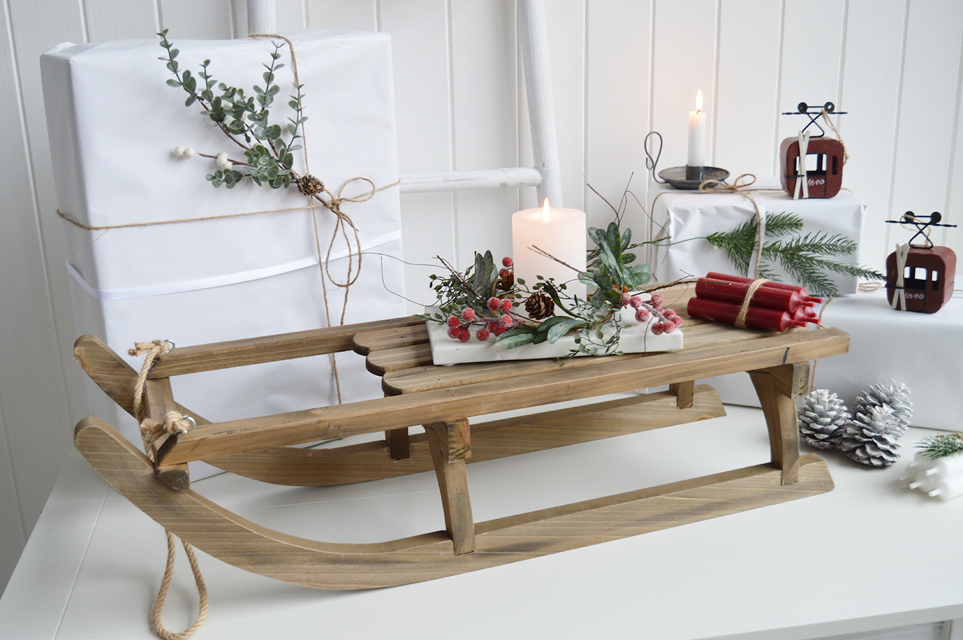 Vintage wooden sleigh - a decorative piece for timeless Christmas decorations