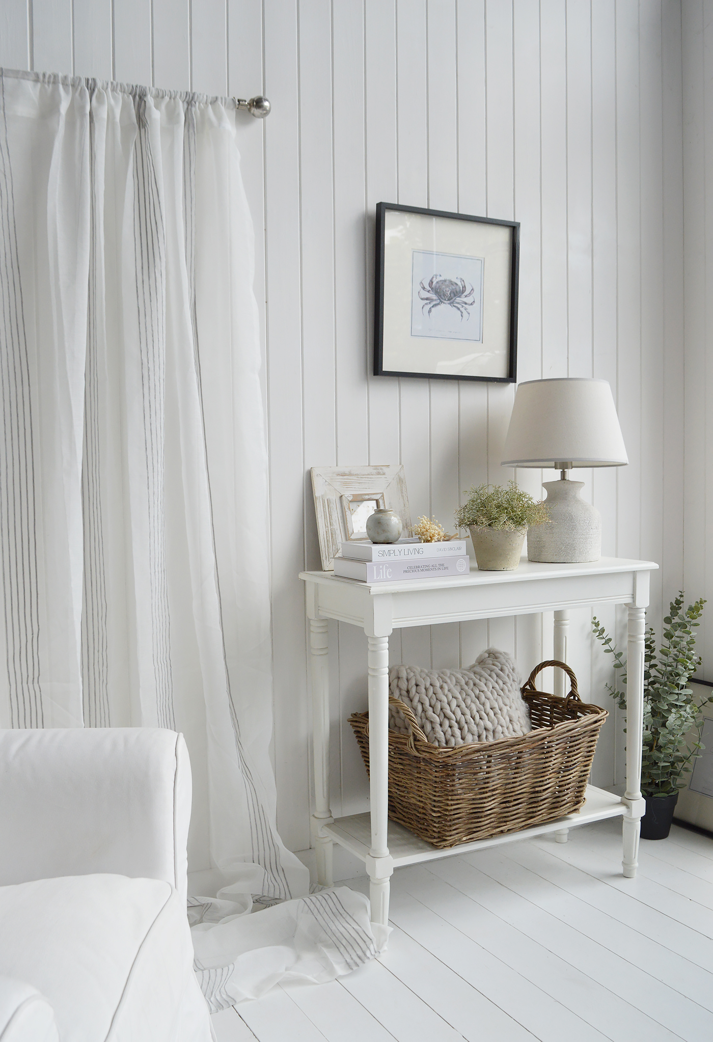 The timeless pebble grey stripe complements neutral décor and modern coastal colour palettes.