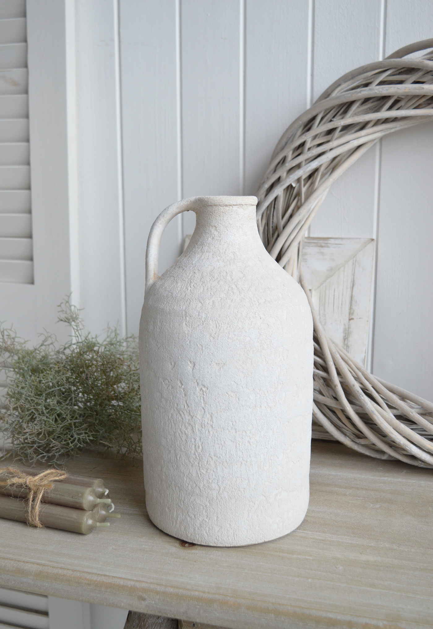 The natural patina gives the Fremont neutralises a timeless, antique-inspired appeal.