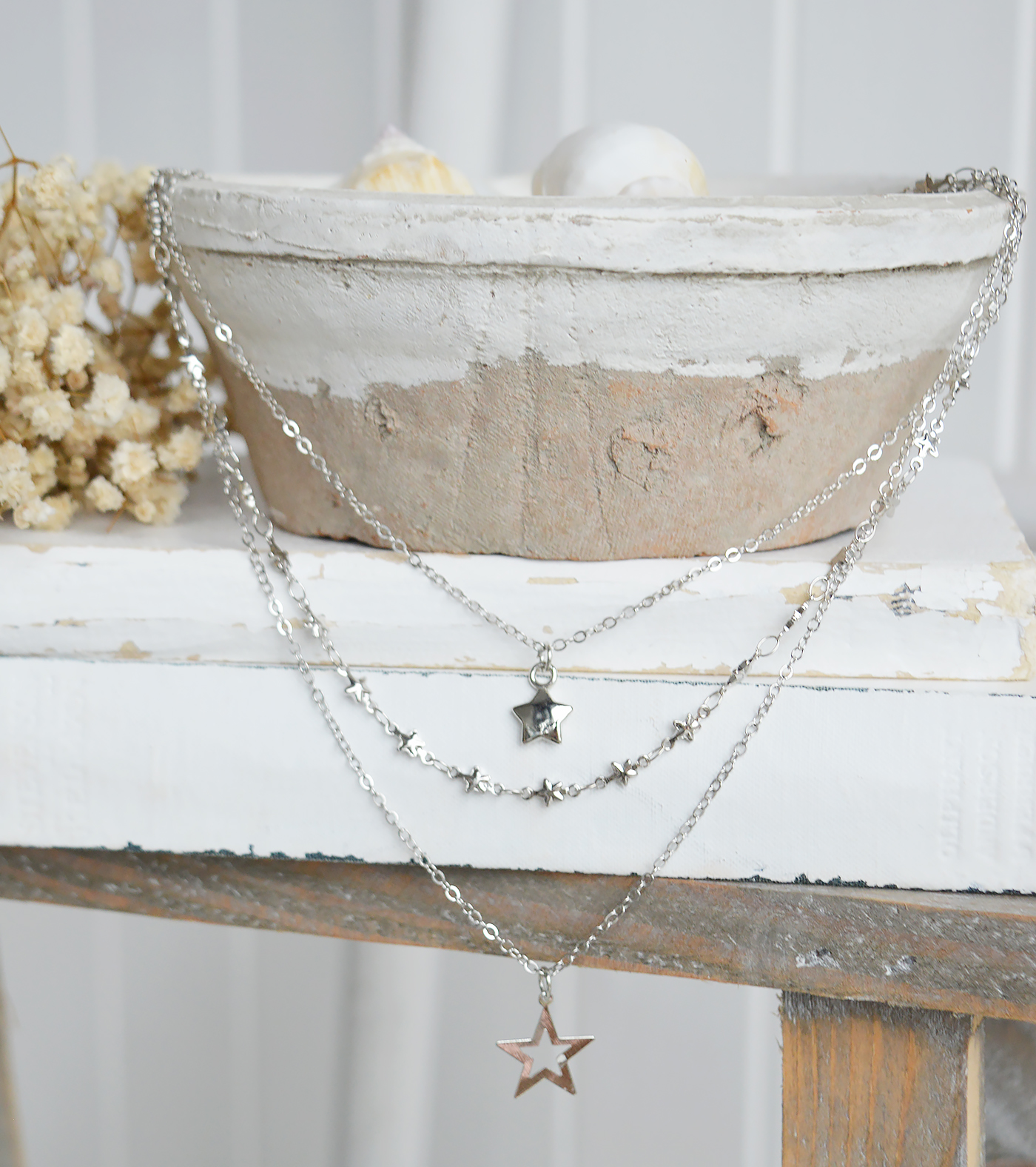 	A simple yet eye-catching piece that reflects the White Lighthouse New England inspired lifestyle.