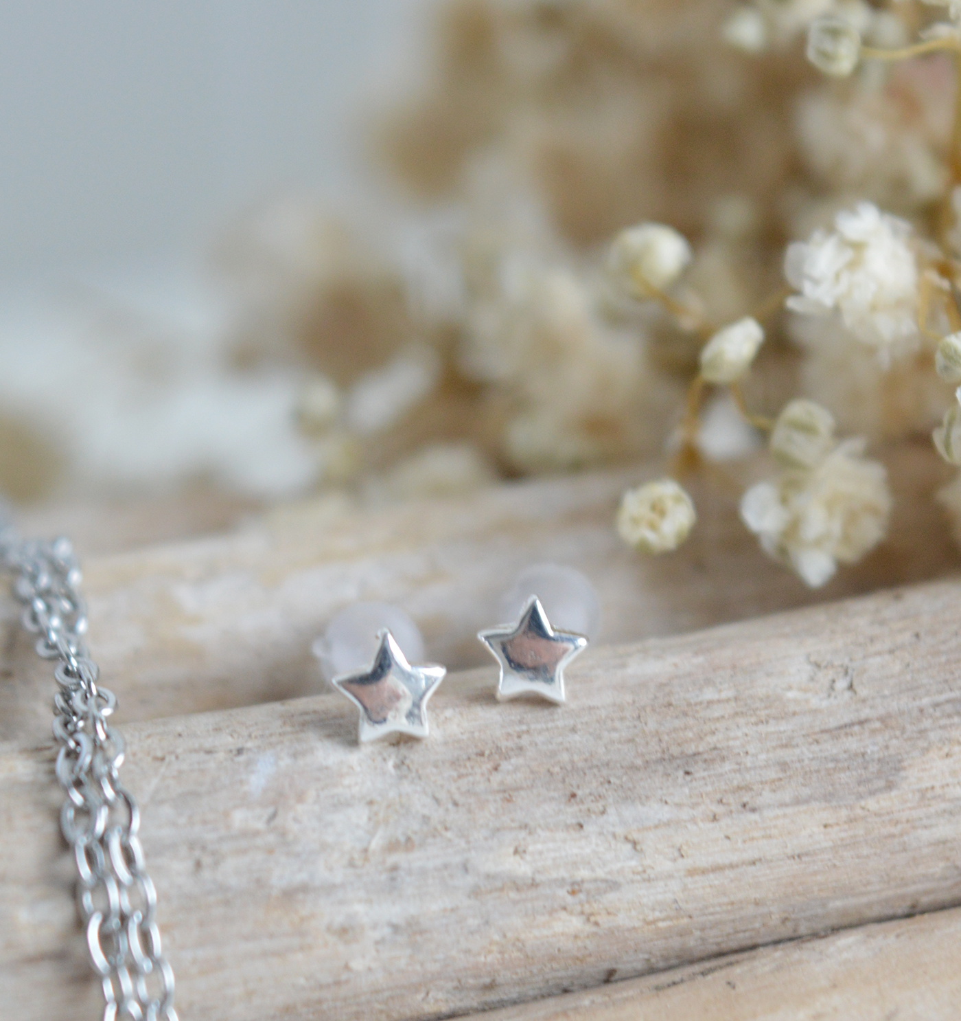 The simple star design creates a timeless jewellery set that is easy to wear alone or layered with other necklaces.