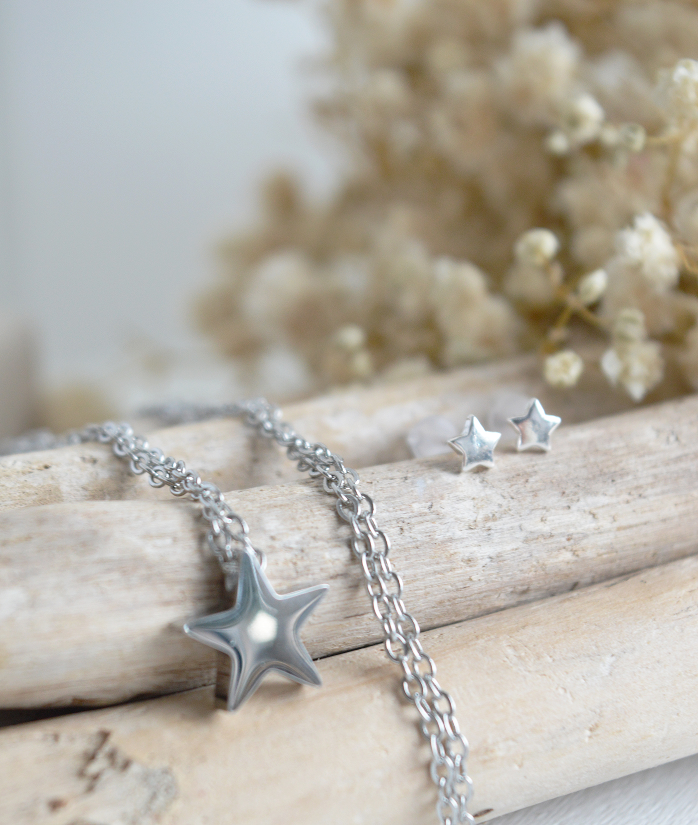 This silver star necklace and matching star stud earrings set is crafted from polished stainless steel for a stylish everyday jewellery look.
