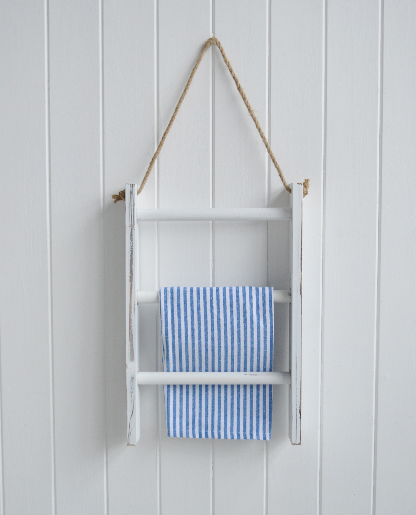 Perfect for styling towels or lightweight throws, this small hanging ladder brings effortless New England charm to bathrooms, bedrooms and hallway spaces.