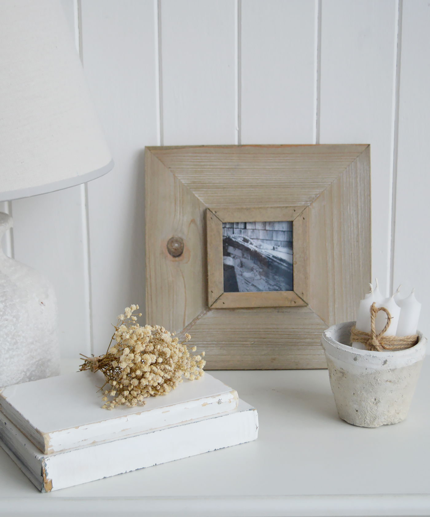 Styled with dried flowers and soft whites, it becomes an effortless decorative layer for consoles, shelves or bedside tables.