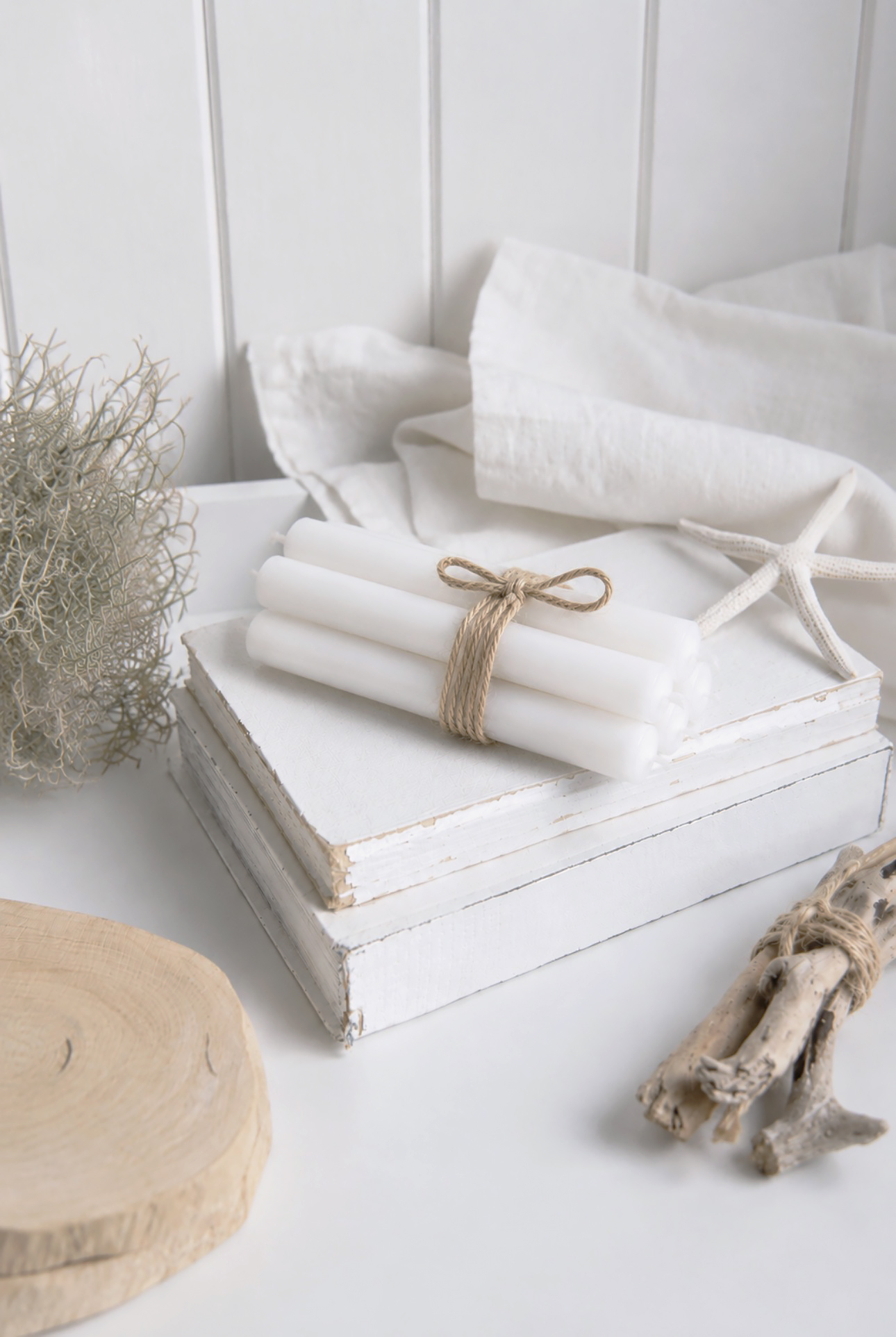 Layered with natural textures, white décor and coastal-inspired accessories, this neutral styling adds effortless Hamptons charm to modern beach house interiors.