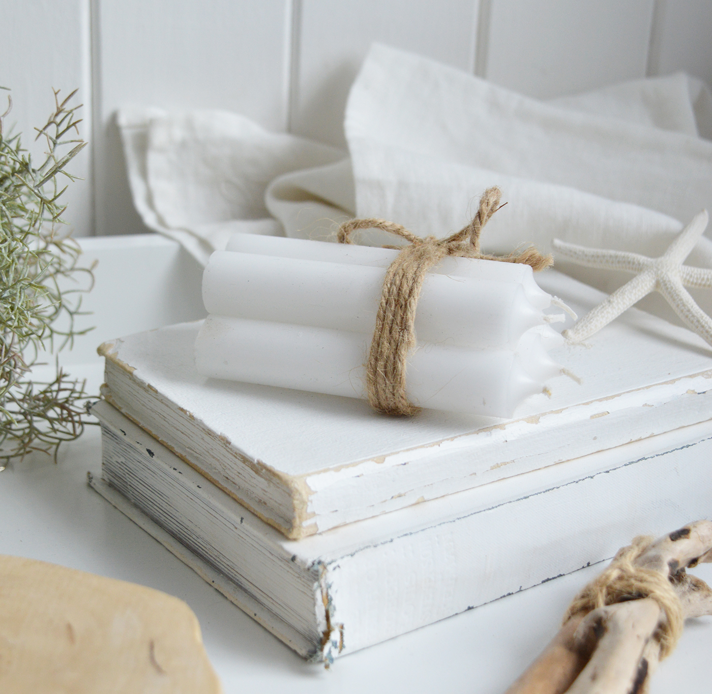 Simply styling for white coastal and beachhouse Hamptons interiors