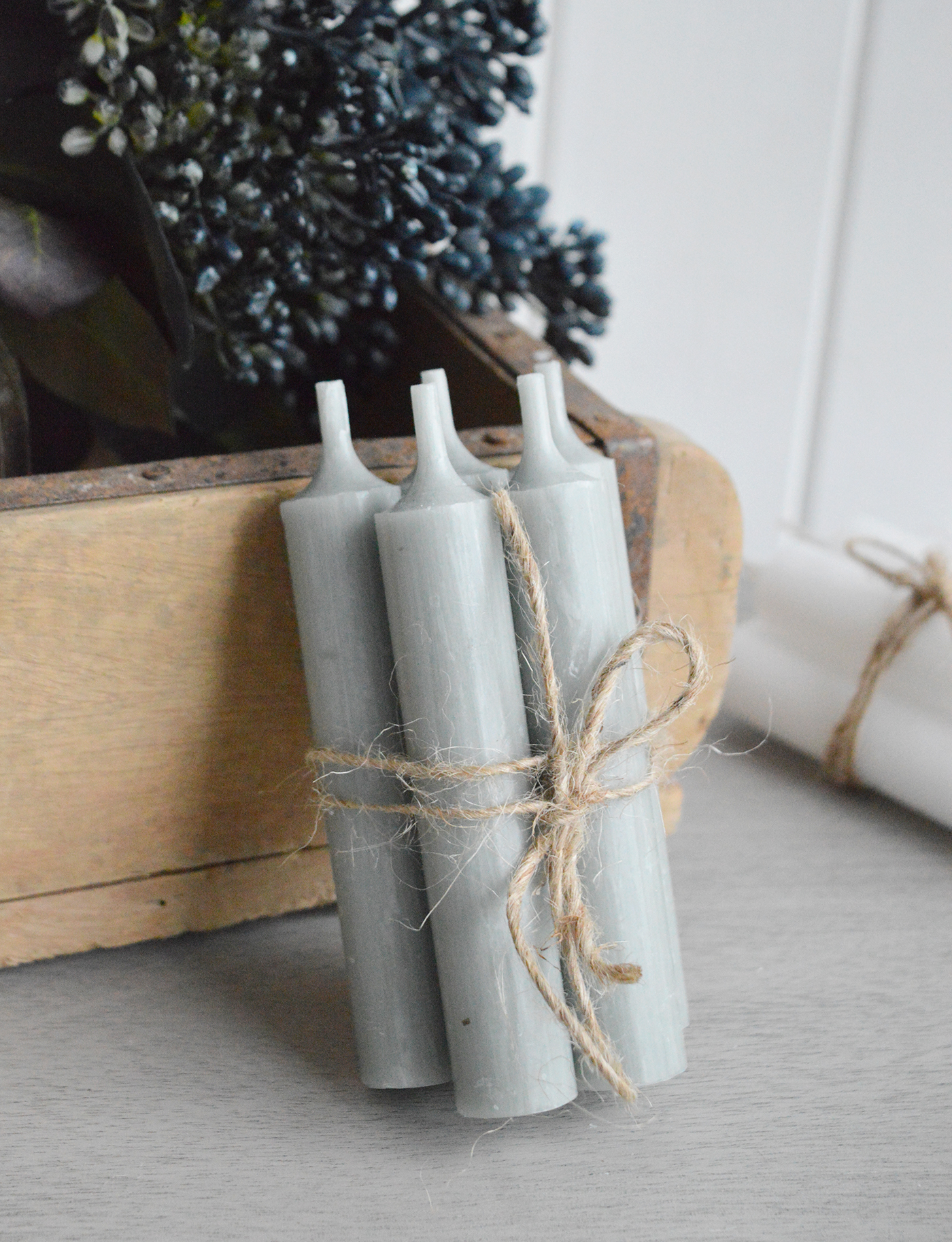 Short dinner candles in white, grey and black
