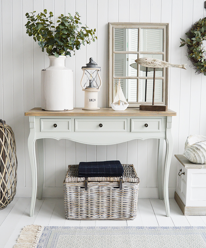 Subtle coastal home decor for those lucky enough to live by the sea or have a beach house