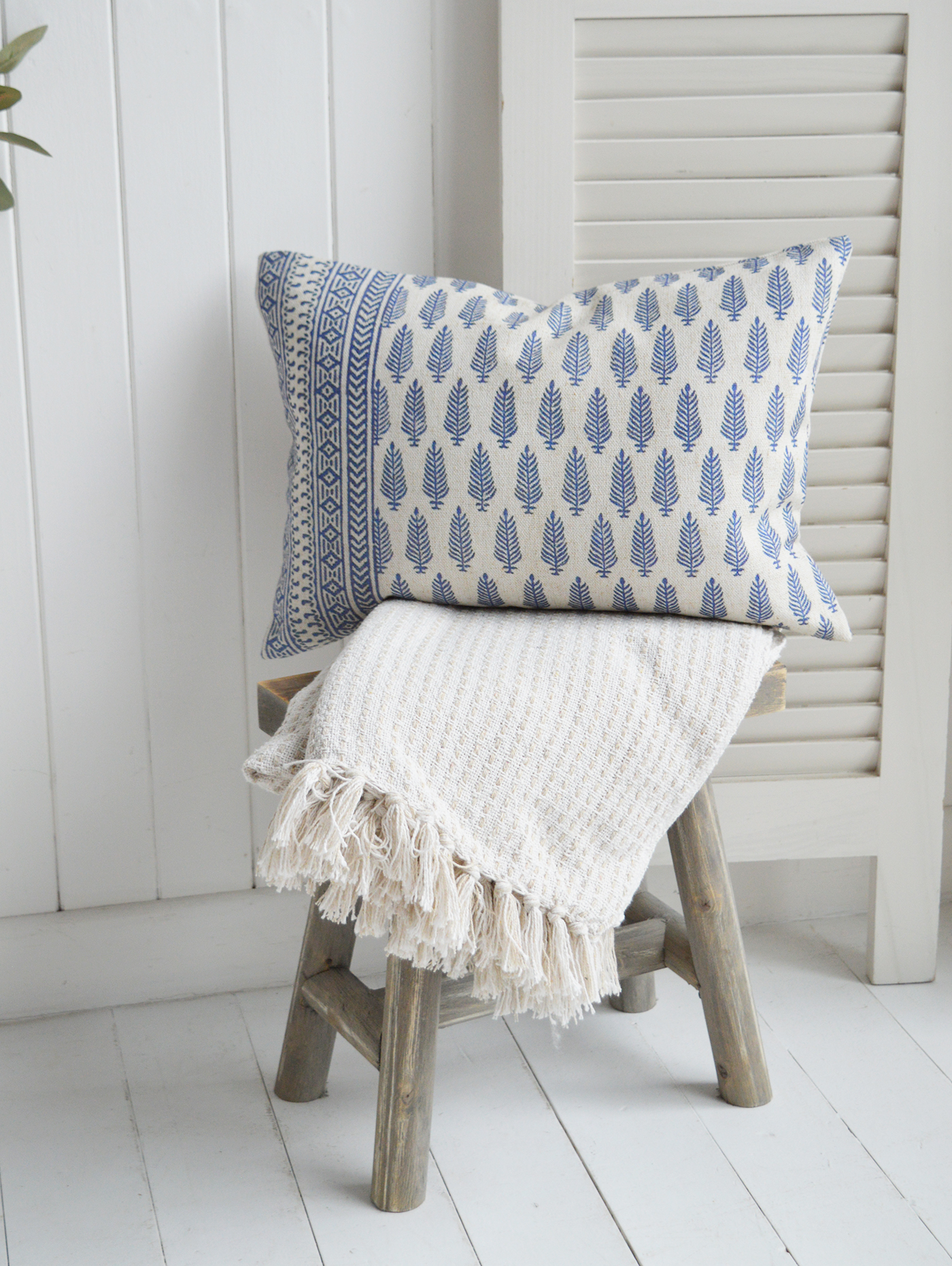 Transform your space with our exquisite Limington cushion in Ocean Blue and Linen, featuring a subtle touch of moss green accents. These cushions are a perfect addition to interiors inspired by the Hamptons, New England coastal charm, and rustic country elegance.