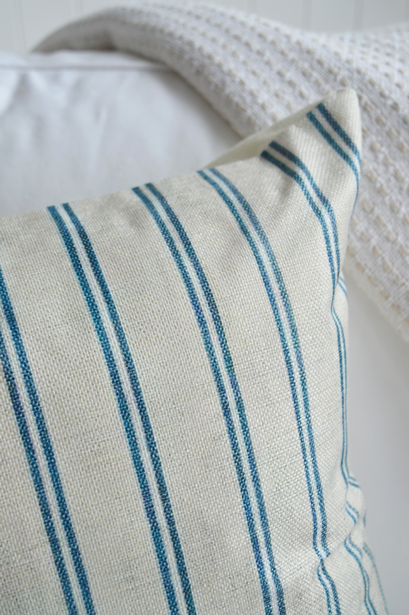 Designed for effortless style, this cushion complements white furniture, driftwood accents, and coastal-inspired décor.