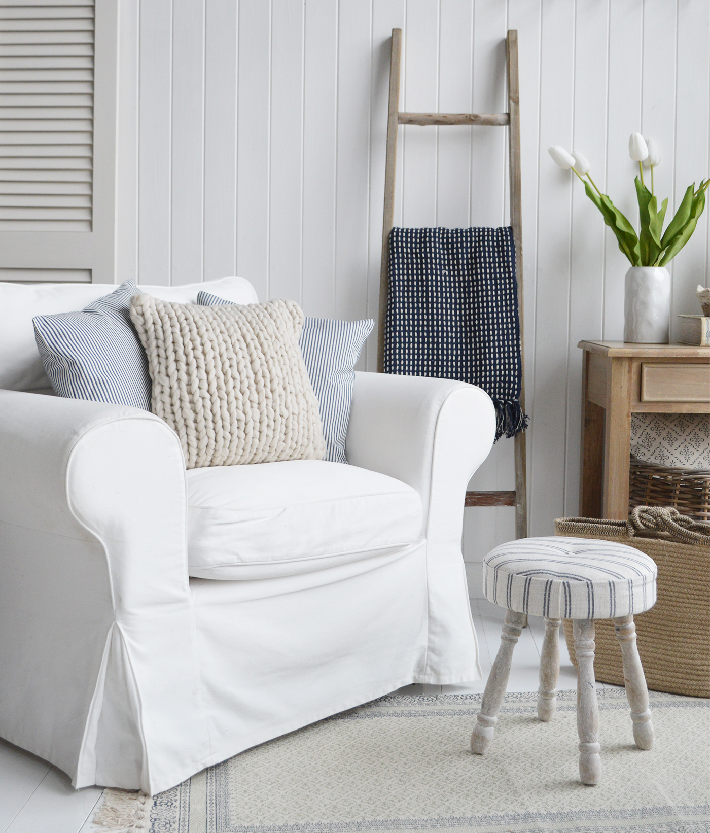 White living room , decorating traditional New England style interiors