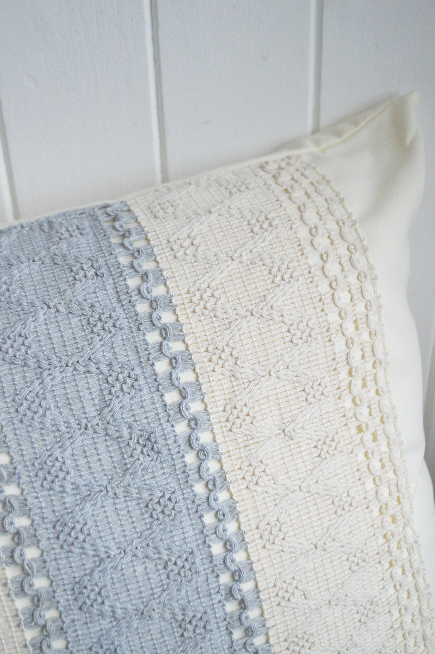 With its scrolling botanical design, the Limington patterned cushion cover brings fresh colour and character to modern country interiors.