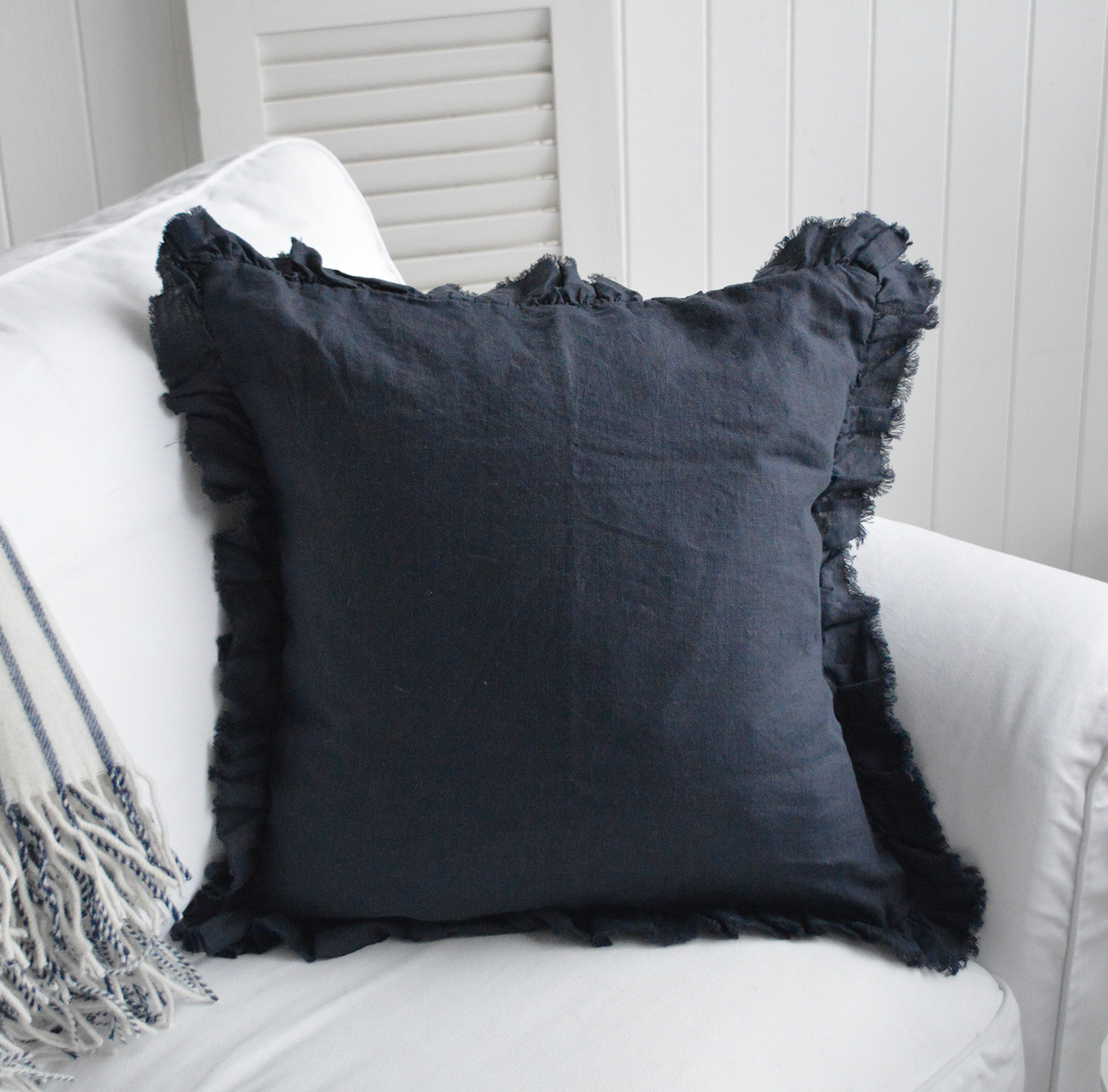 Navy linen Rhode Island cushion cover to furnish Hamptons beach houses