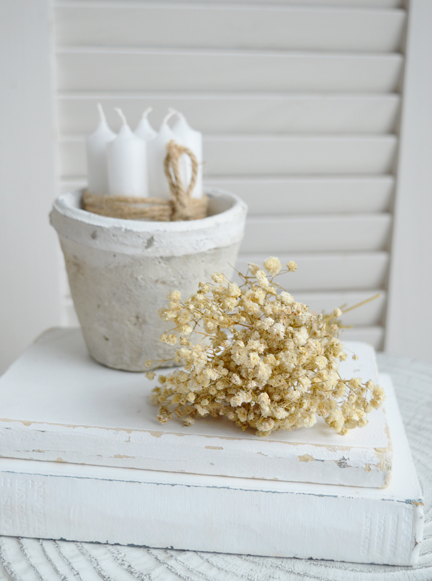 Their pale tones blend beautifully with neutral New England colour schemes.The natural stems create an understated coastal elegance.