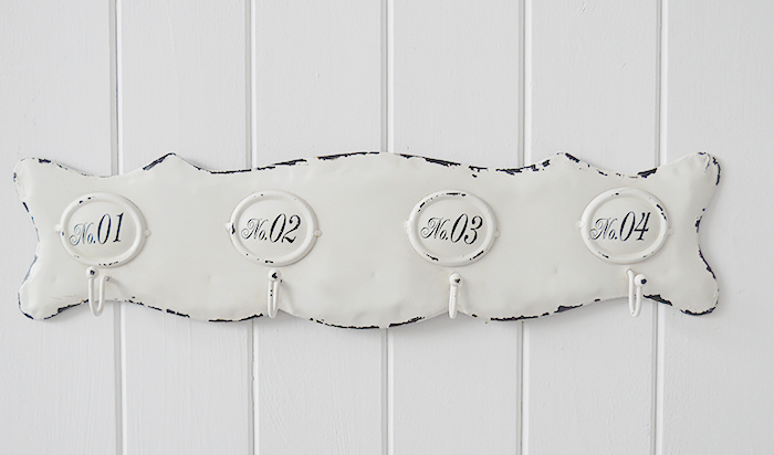 The Vintage cafe wall rack is a strong and sturdy set of four hooks ideal for hanging coats, towels etc or purely for decorative purposes to add interest to an empty wall.