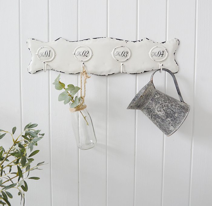 The Vintage cafe wall rack is a strong and sturdy set of four hooks ideal for hanging coats, towels etc or purely for decorative purposes to add interest to an empty wall.