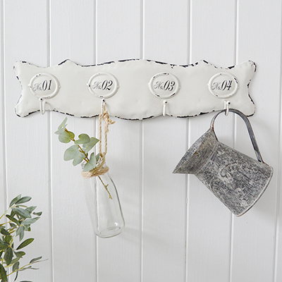 The Vintage cafe wall rack is a strong and sturdy set of four hooks ideal for hanging coats, towels etc or purely for decorative purposes to add interest to an empty wall.