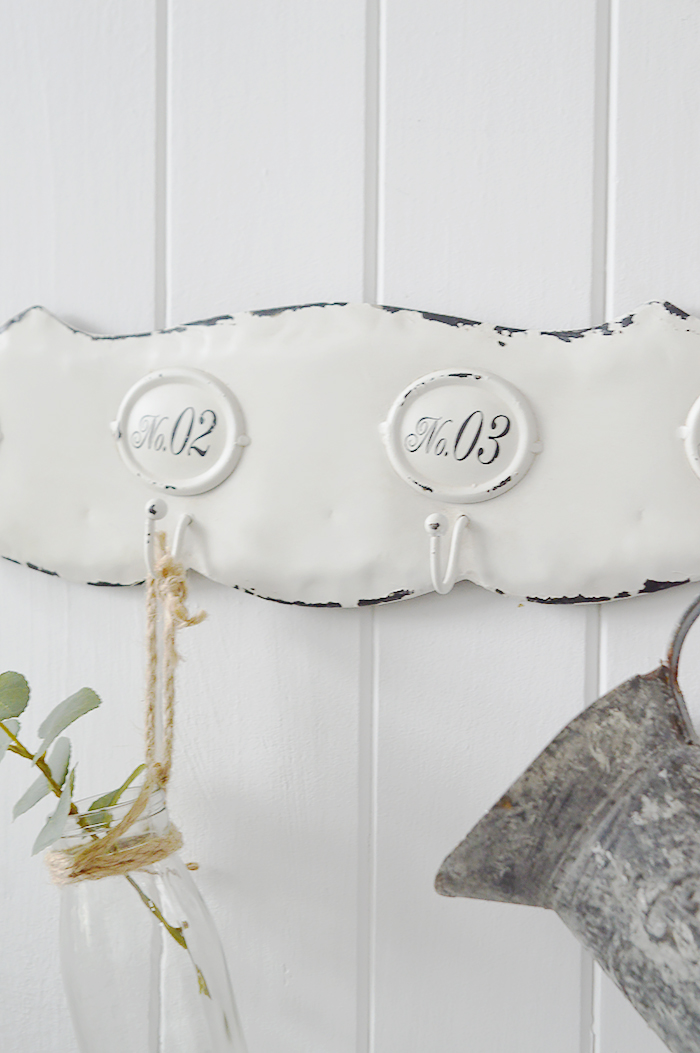 The Vintage cafe wall rack is a strong and sturdy set of four hooks ideal for hanging coats, towels etc or purely for decorative purposes to add interest to an empty wall.