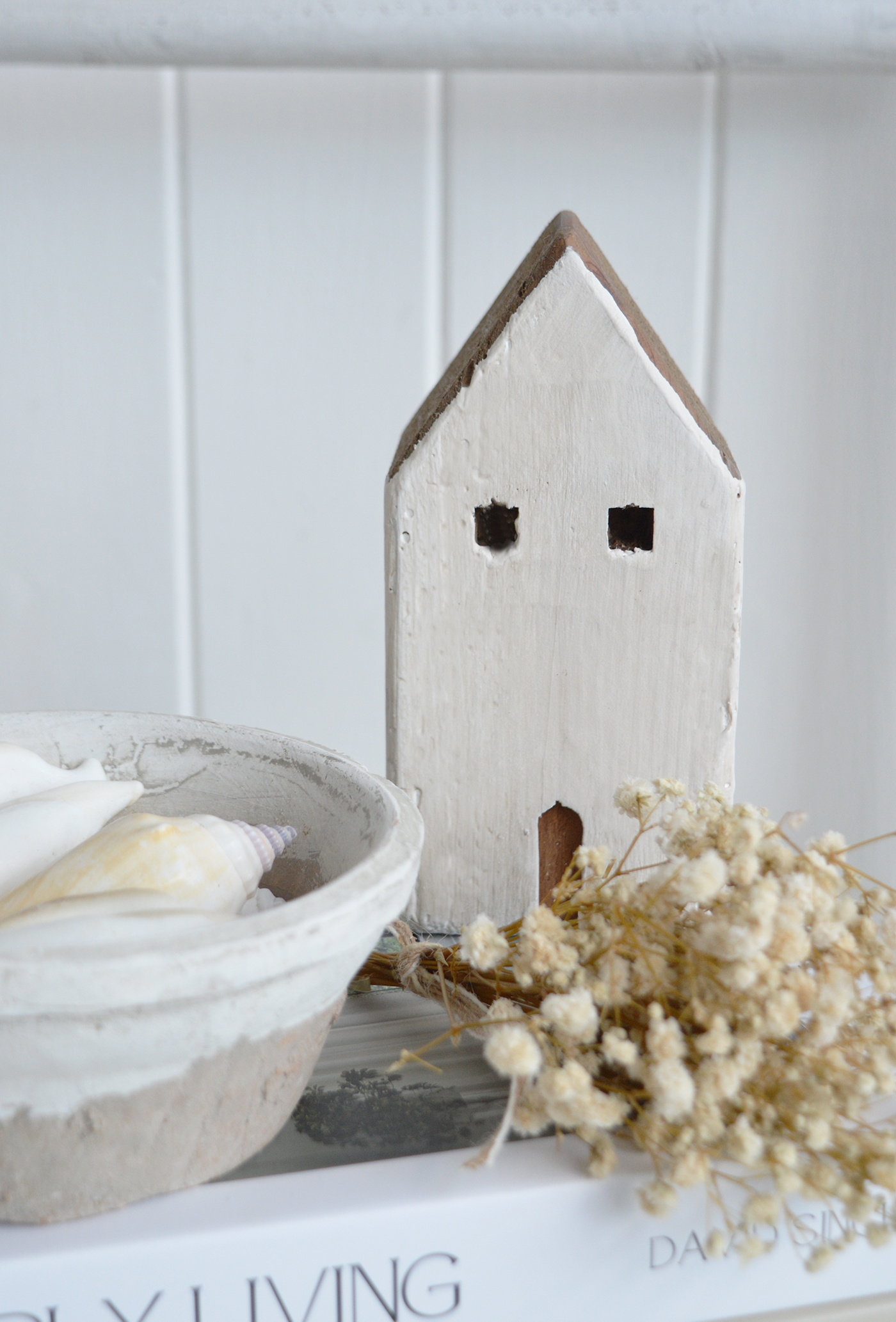 A beautiful styling piece for Hamptons interiors, it layers effortlessly on console tables, coffee tables and shelving.