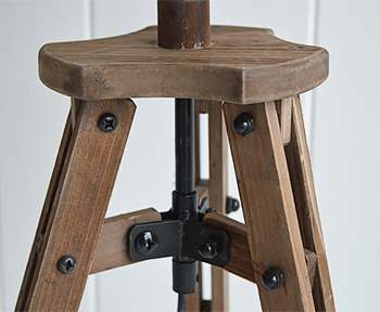 Tripod lamp for table