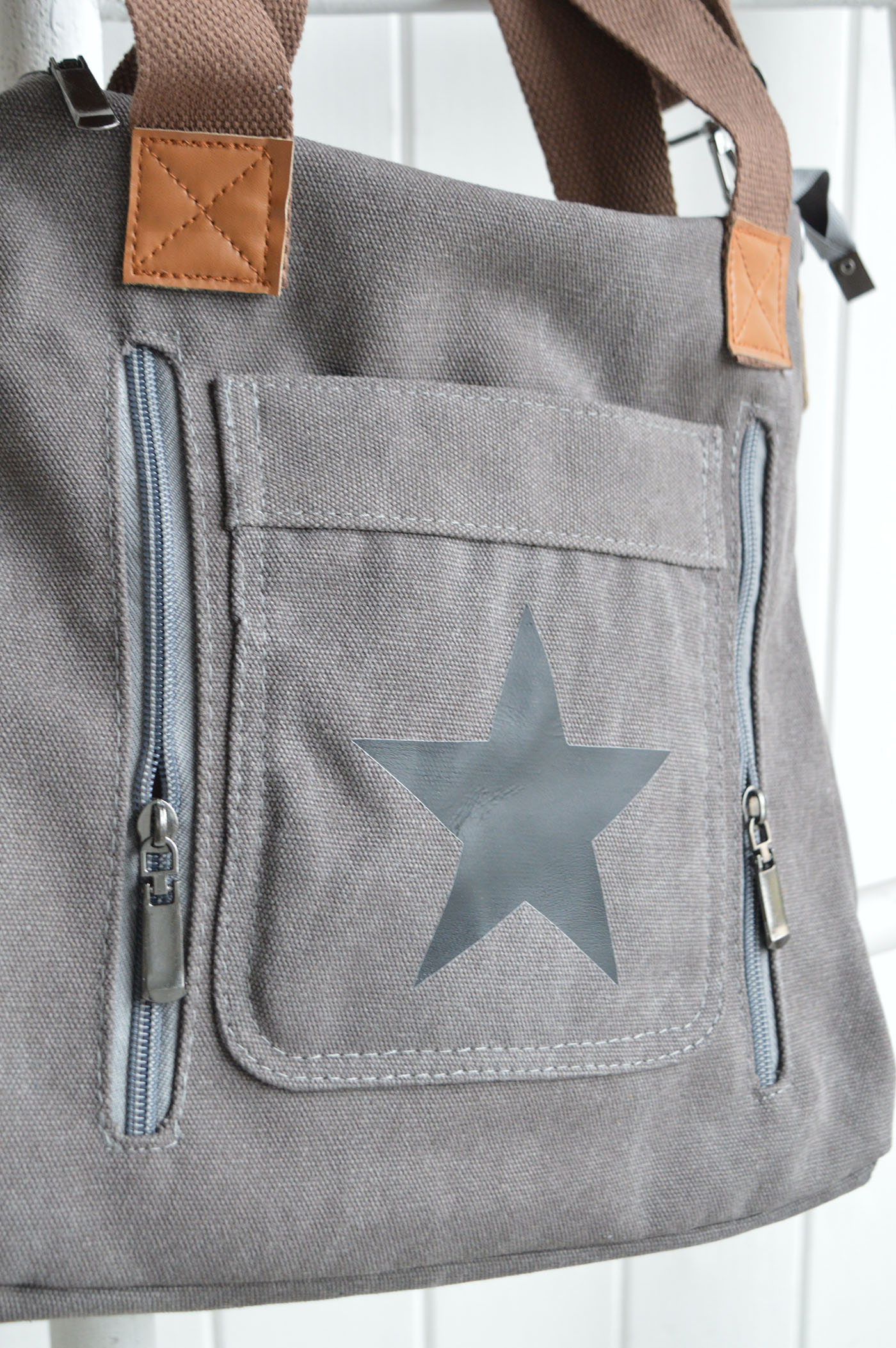 	Inside the bag you’ll find three zipped compartments and two smaller open pockets, making it simple to keep everything organised.