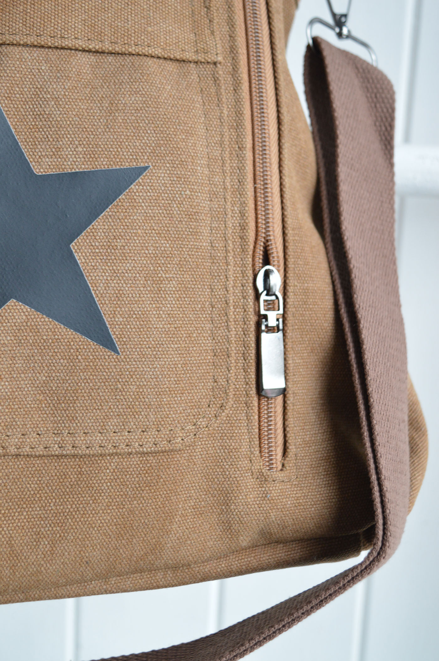 	With its simple design and functional layout, this lifestyle bag brings together practicality, comfort and timeless style.