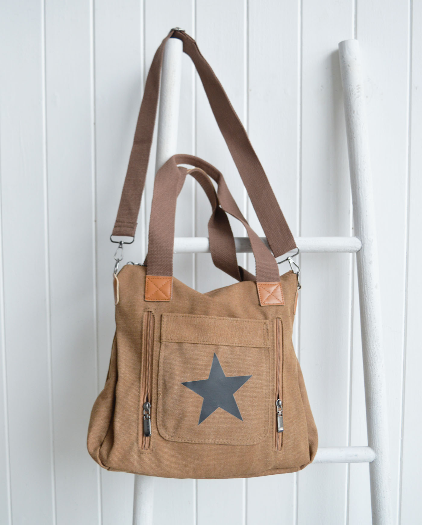 Strong woven handles allow the bag to be carried comfortably by hand, while the detachable shoulder strap offers a hands-free option when you’re on the move.