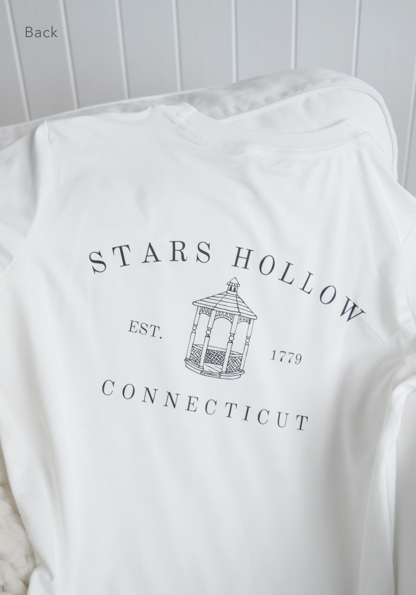 A relaxed essential, this New England inspired loungewear suits neutral interiors and slow, cosy moments at home.