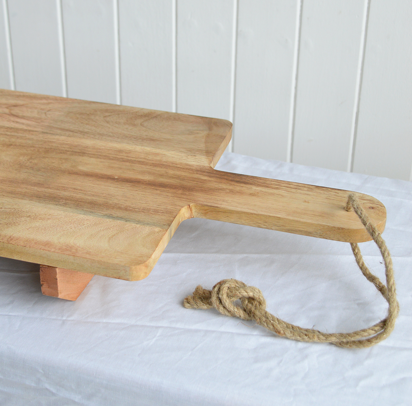 Whether elegantly displaying cheeses and appetizers or standing as a stylish décor element, this paddleboard enhances any space with its natural beauty.