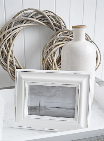 White 6 x 4 photo frame