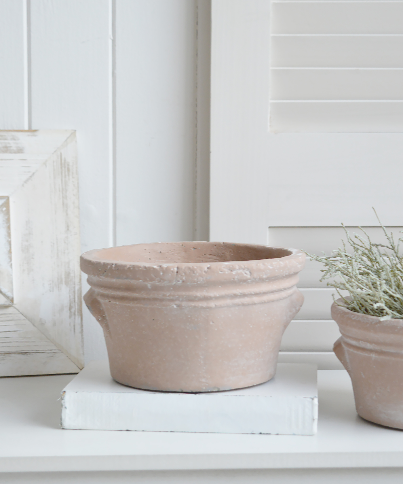 Perfect to style shelves and consoles... the Stoneham terracotta pot with plenty of texture is a pale neutral colour 