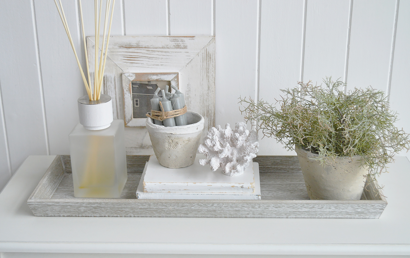 The Berwick tray brings understated coastal charm to your home with its weathered grey finish and beautifully simple design — perfect for styling candles, diffusers, and decorative accessories.