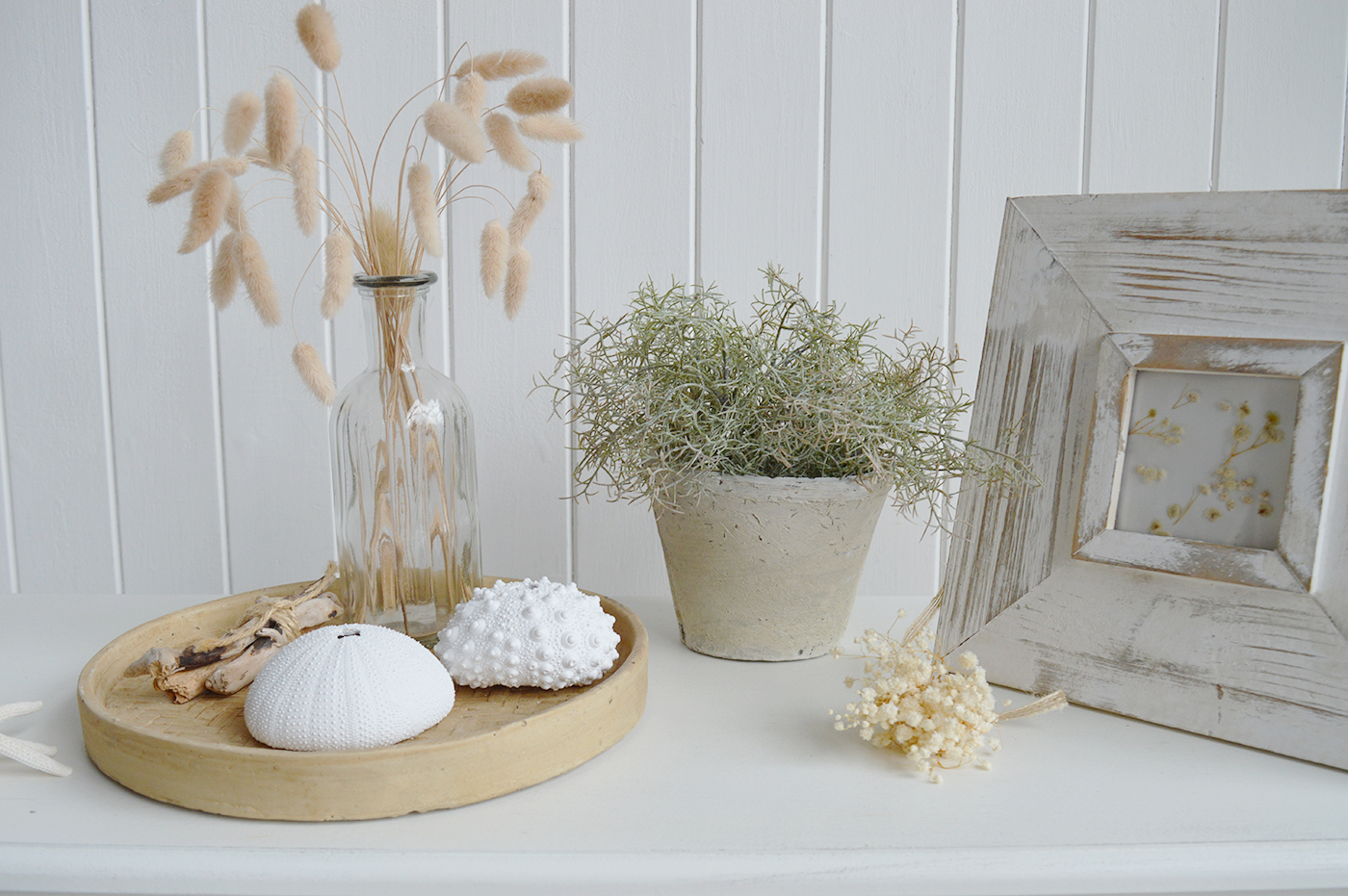 Crafted with a realistic textured finish, these coastal ornaments pair beautifully with driftwood, coral and neutral accessories to create a relaxed coastal living look.