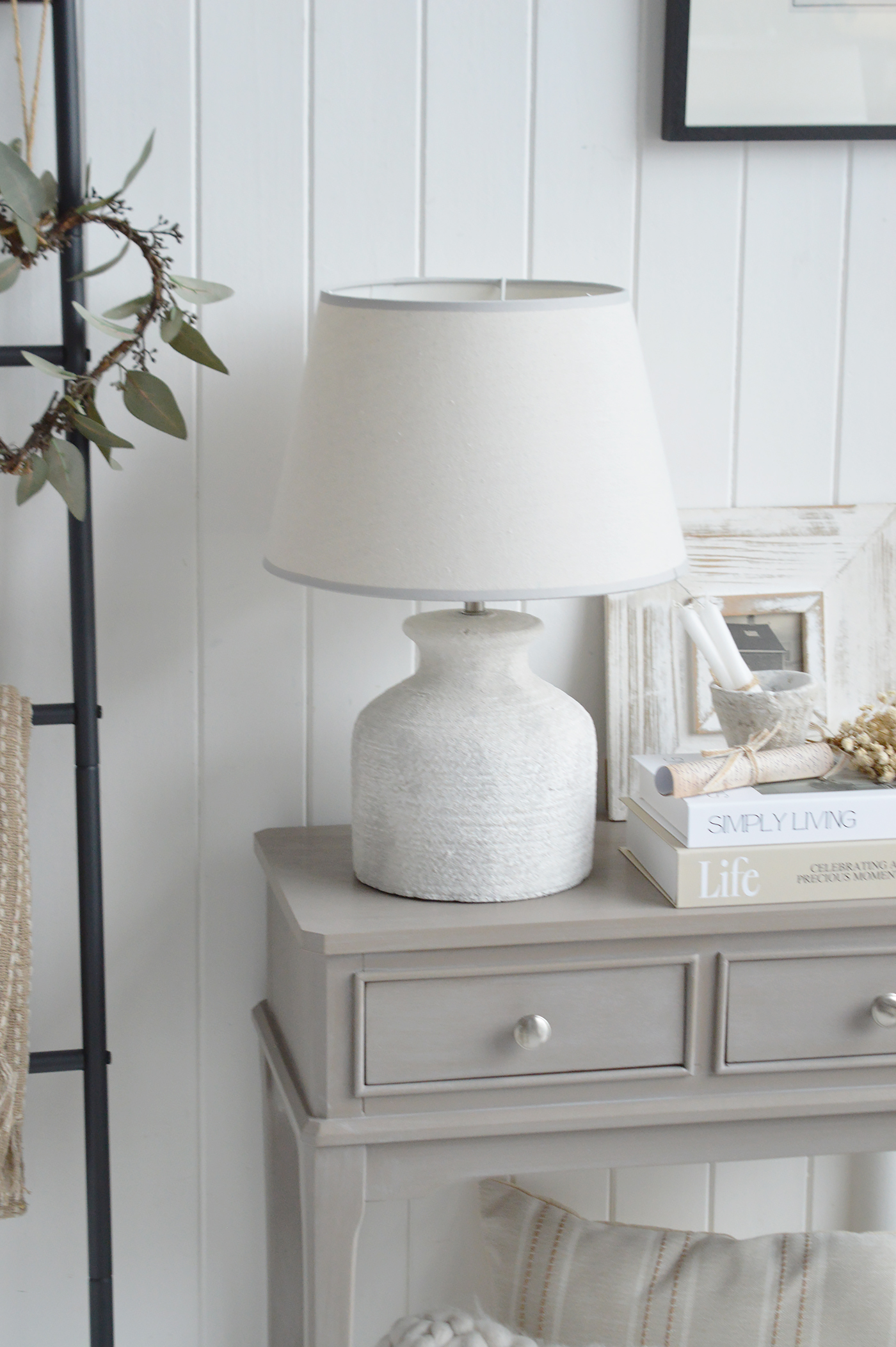 Subtle coastal artwork keeps the look sophisticated rather than themed.