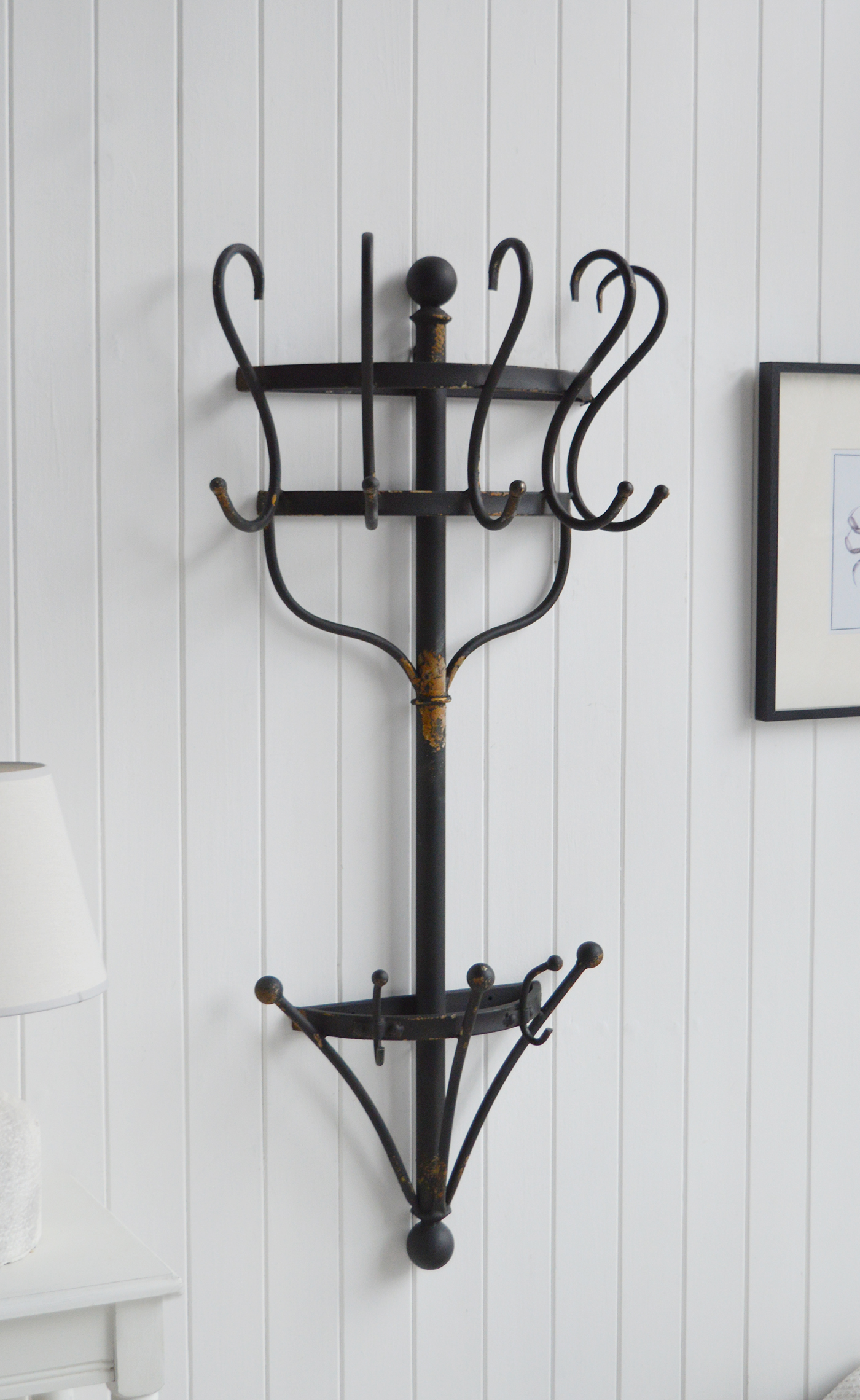 This wall-mounted coat rack is ideal for organising coats, hats, scarves and bags in a hallway or boot room.