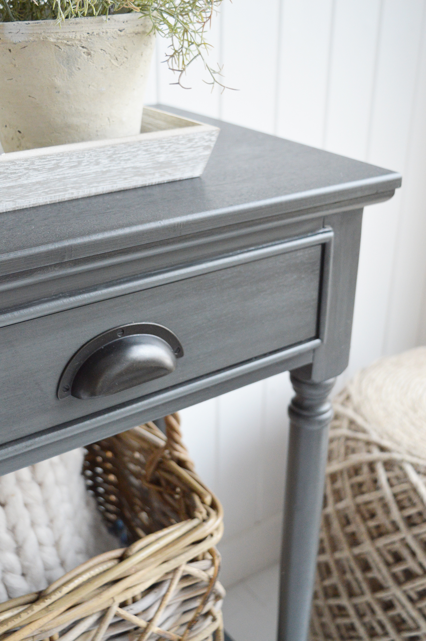 The Weathered Slate finish introduces a grounding contrast that complements pale woods, driftwood tones and beach-inspired accessories.